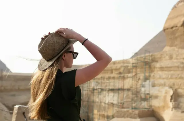 Traveler looking at the Great Sphinx